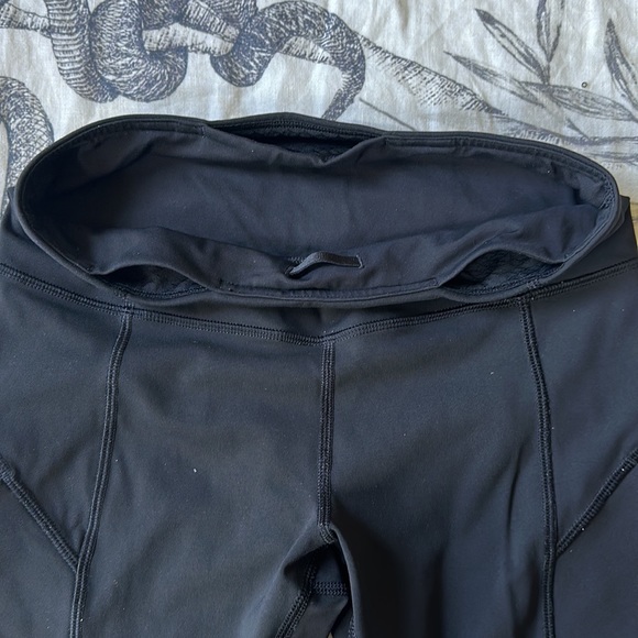 US4 Lululemon tight gym pants activewear, inseam 17” - excellent condition - Picture 4 of 12
